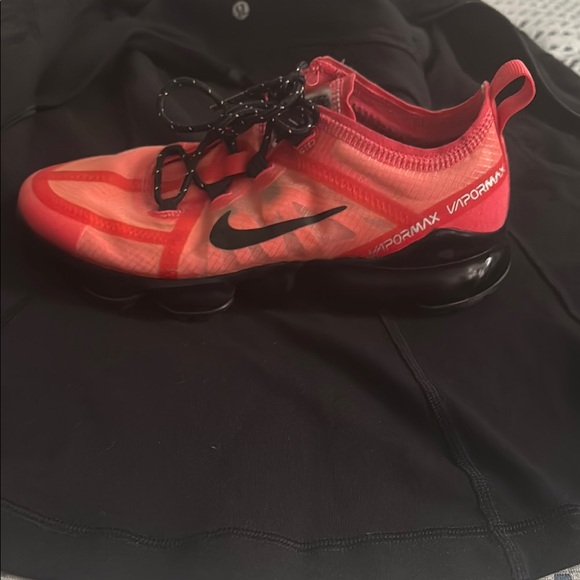 Nike Red Athletic Shoes with Black Accents and Lightweight Design - Picture 2 of 8